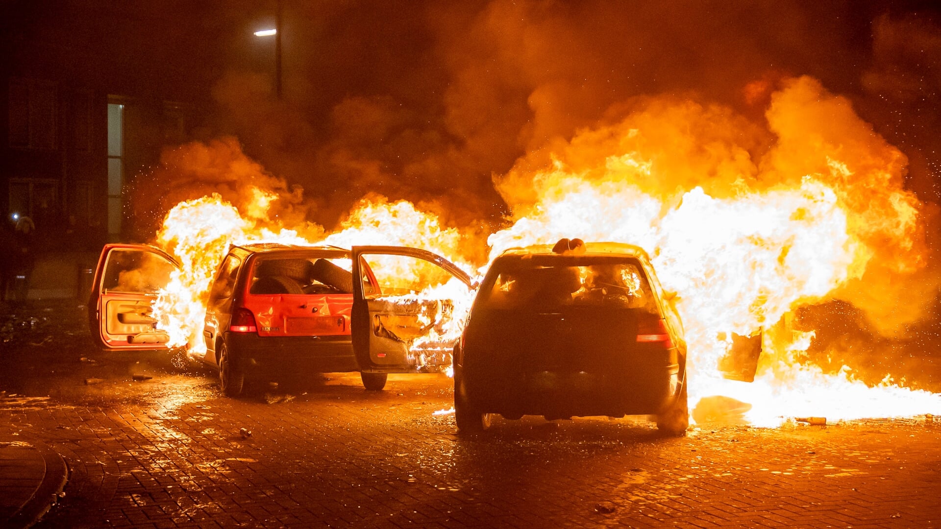 • Sloopauto's in Rijswijk gaan in vlammen op.