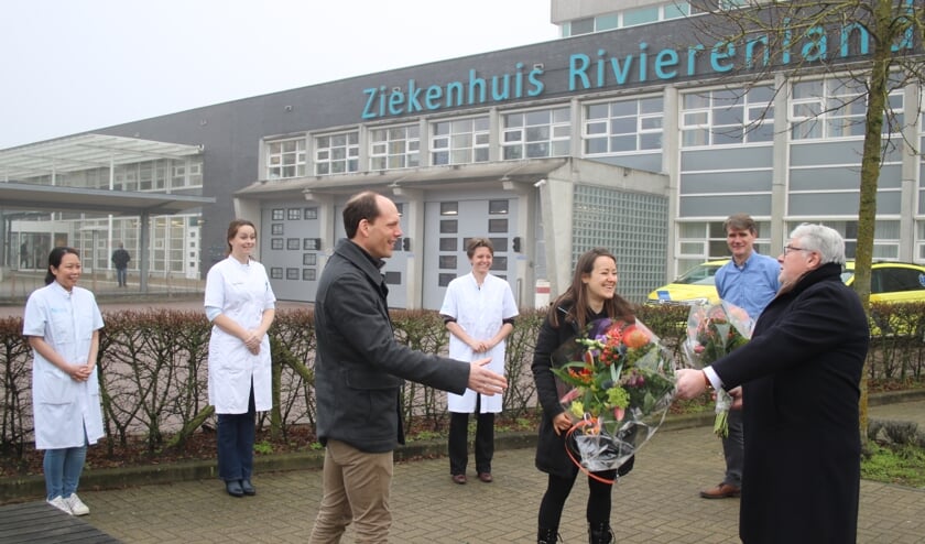 <p>Bij de start waren er bloemen voor de huisartsen Jelle Sündermann en Vera Gondrie, uit handen van Marc Hendriks, voorzitter Raad van Bestuur.</p>  