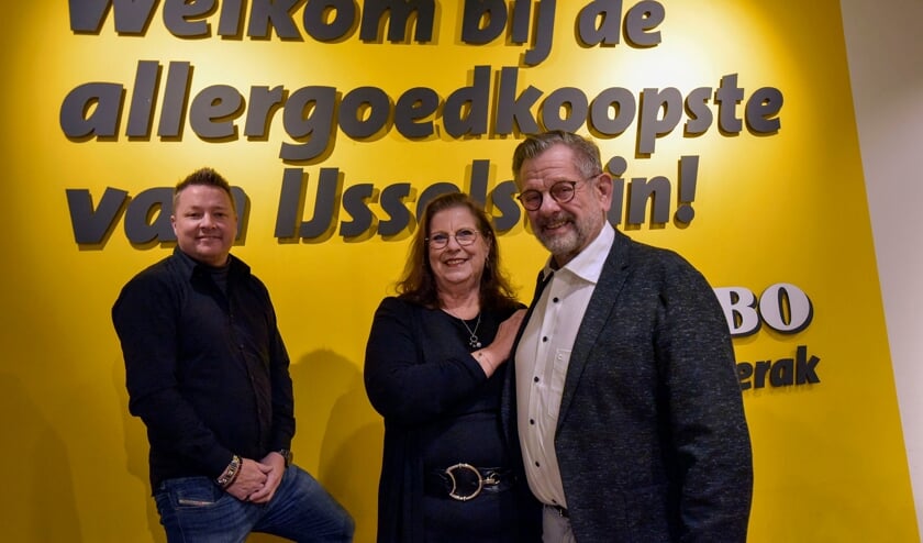 <p>Arie en Lidi Langerak namen afscheid van hun Jumbo in winkelcentrum Achterveld, want Arie is met pensioen. Ruben Metselaar (links) neemt het stokje over.</p>