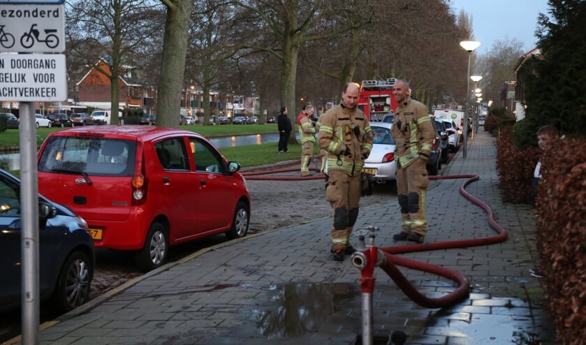 • De brandweer spoelt riool door met water.