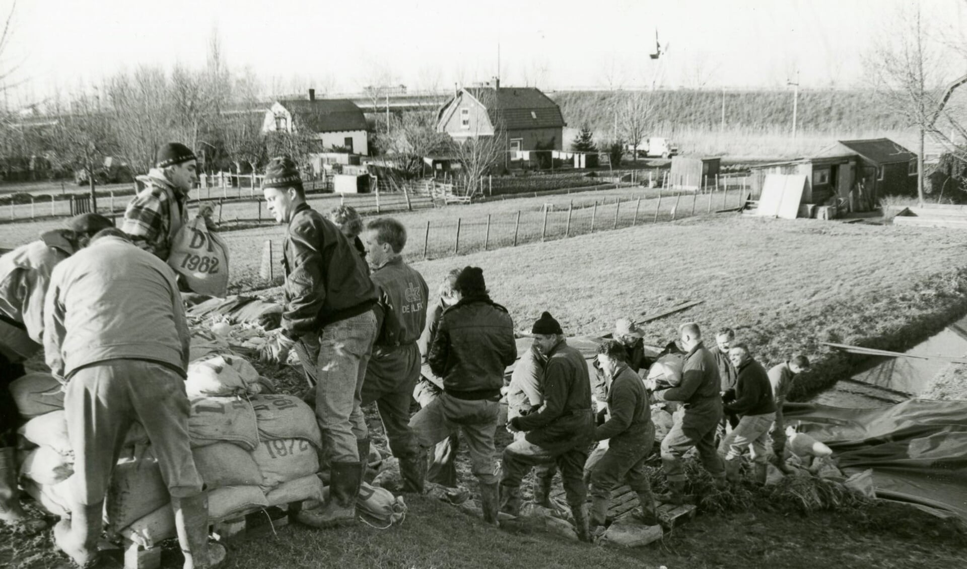 • Werkzaamheden aan de Kanaaldijk tussen Boven-Hardinxveld en Gorinchem, in januari 1995. (Archieffoto)