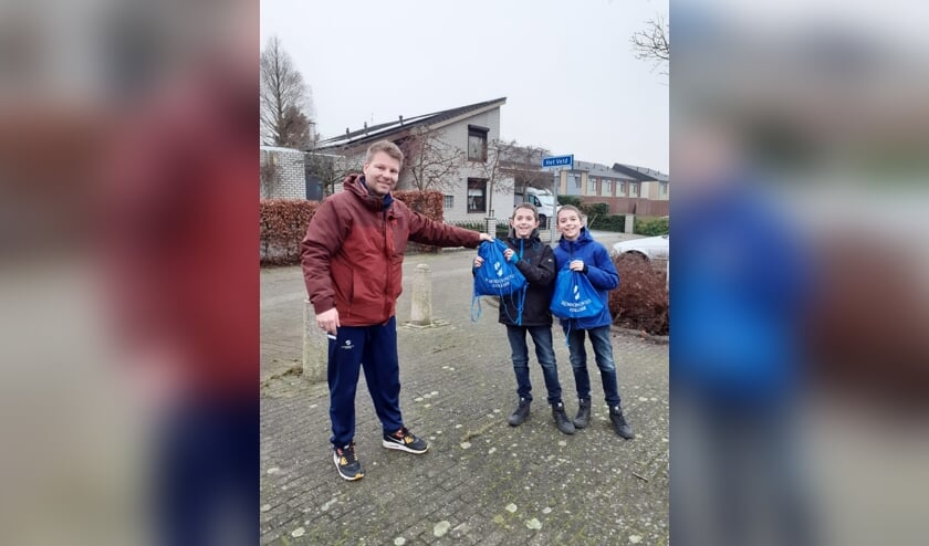 • Afdelingsleider Pieter Zorgman voorziet een tweeling van een rugtas vol spullen.