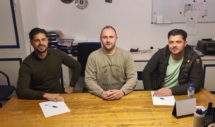 • Menno Beusekamp (l) en Marvin Westerduin (r) hebben zojuist hun contract getekend.