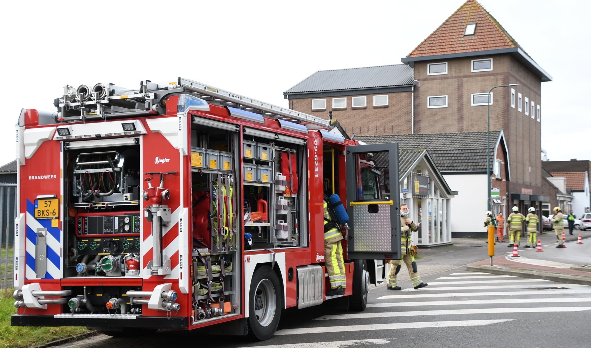 • De brandweer was snel ter plaatse. 