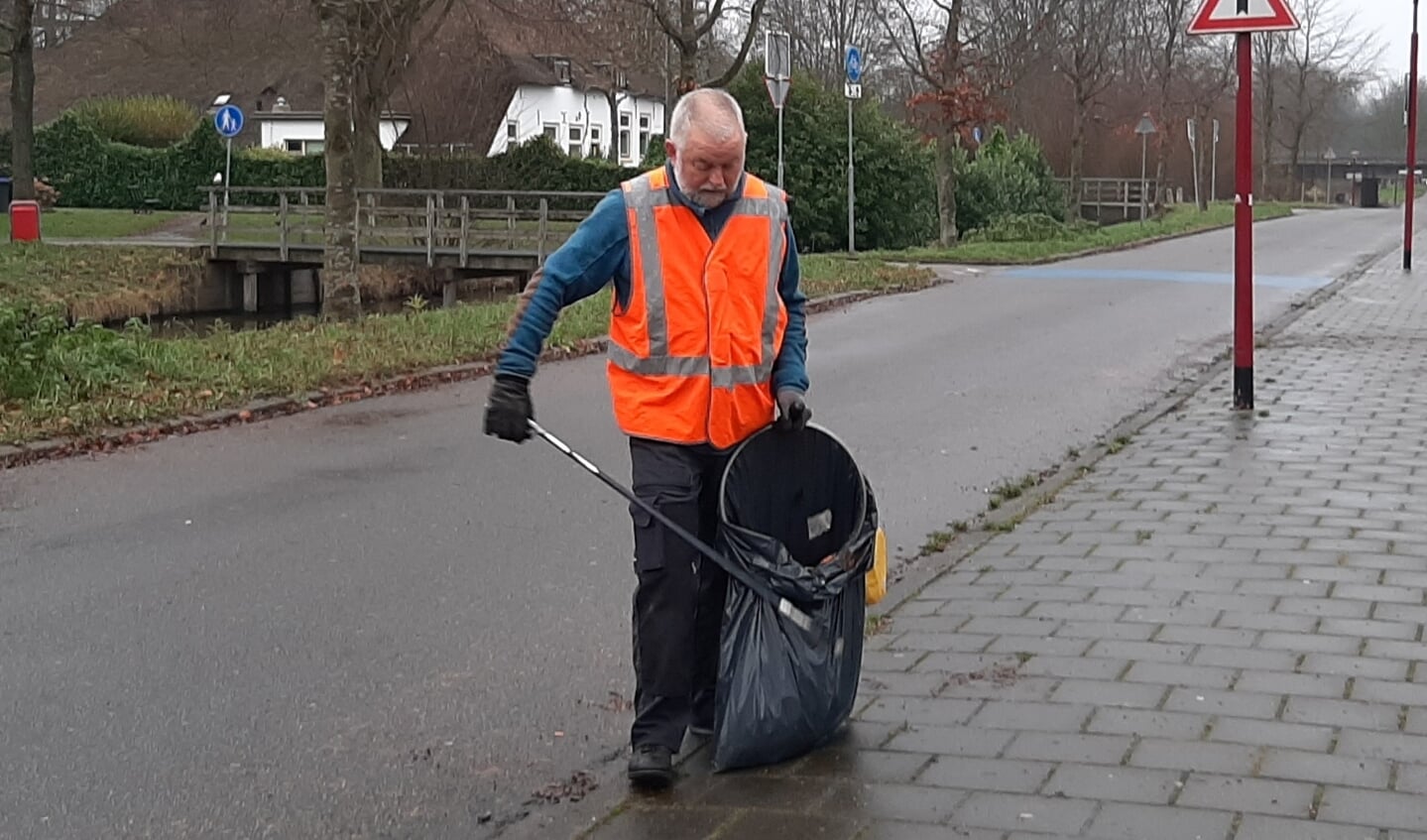Henk loopt bijna dagelijks in de wijken Batau-Noord en Batau-Zuid om het dumpvuil op te rapen.