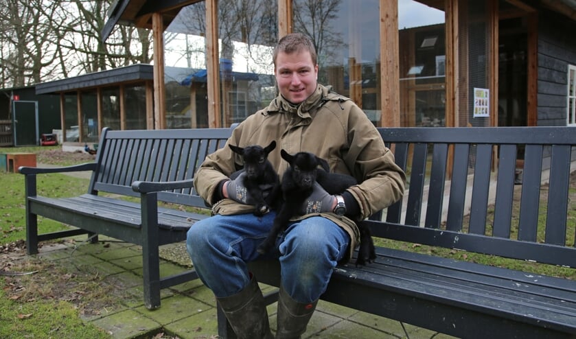 <p>• Een van de dierenverzorgers met twee van de vier geboren geitenlammetjes. </p>