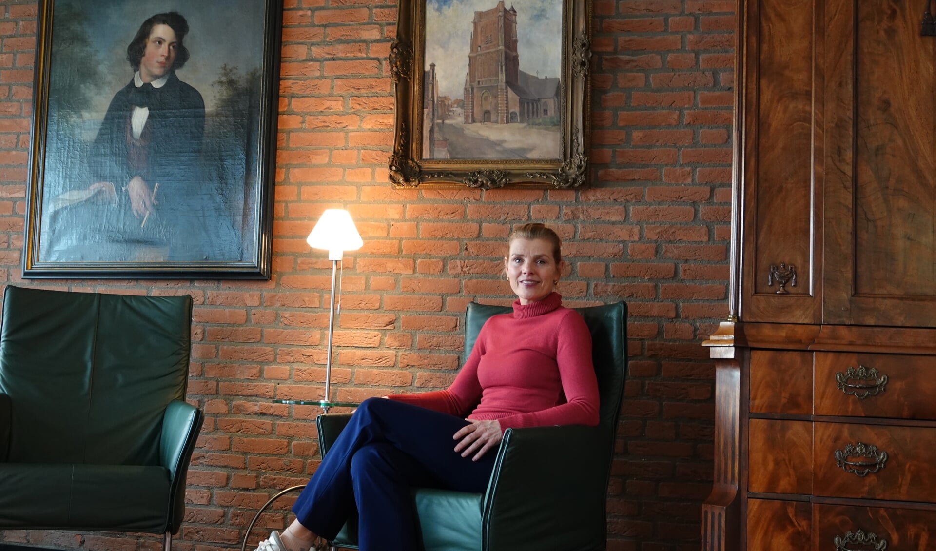 • Paula Jorritsma in de burgemeesterskamer van het voormalige gemeentehuis in Woudrichem. 