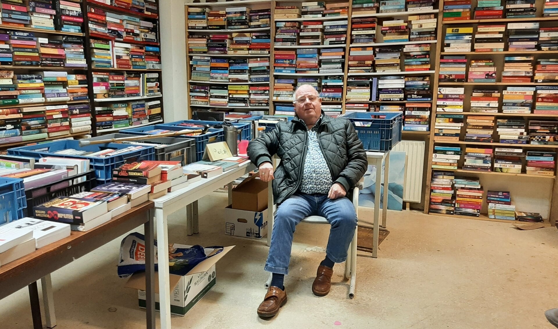 André Kuik (83) tussen zijn boeken in zijn voormalige confectiezaak aan de Koninginnenlaan in Nieuwegein.