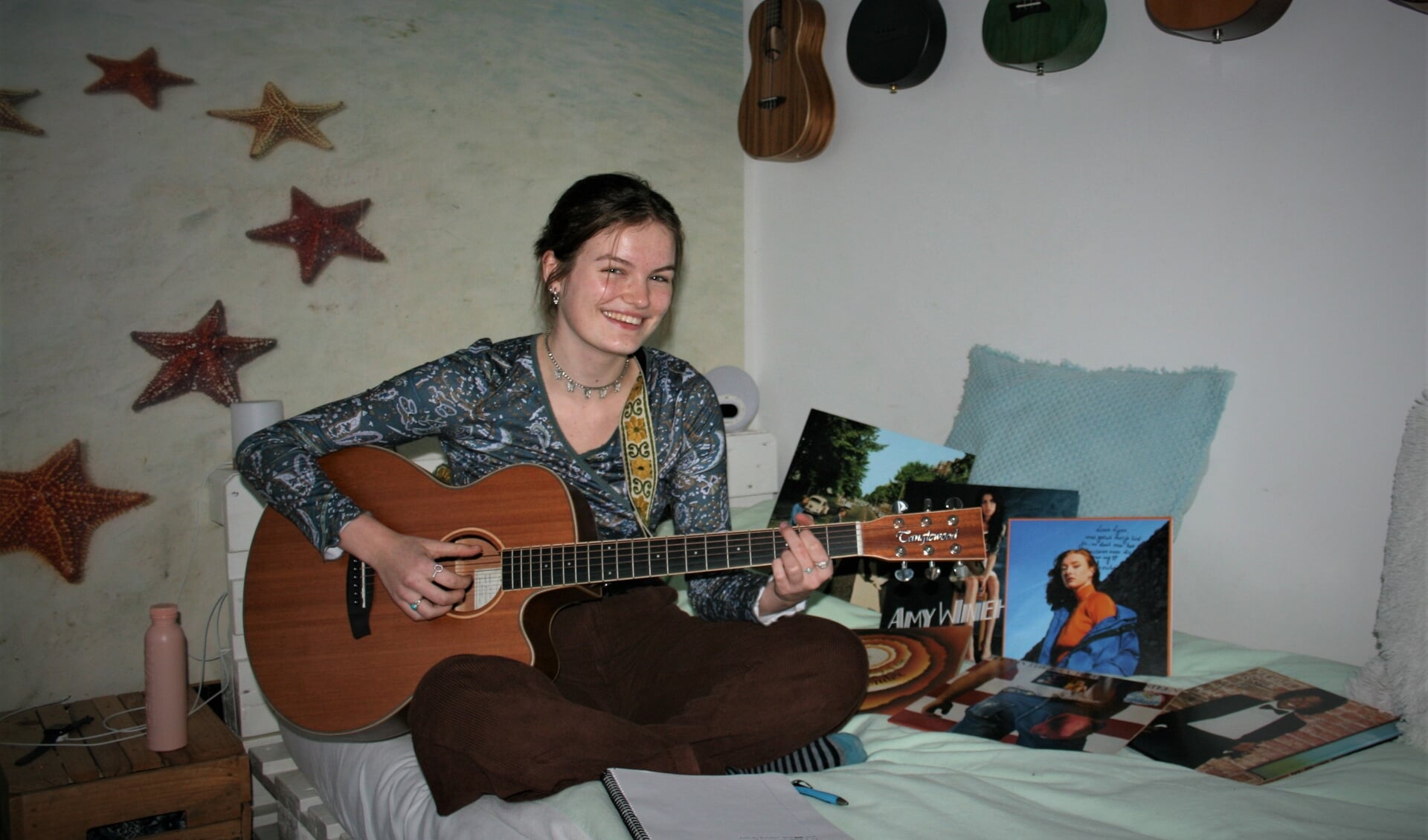 Lynn Kools schrijft haar liedjes vaak op haar slaapkamer, omringd door haar muzikale helden.