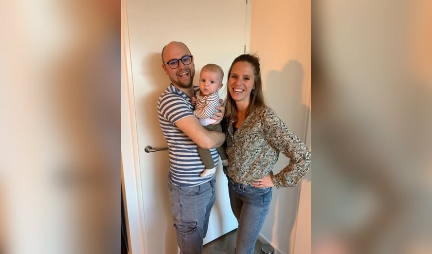 <p>• Ouders Dennis en Elise met hun zoon Flynn.</p>