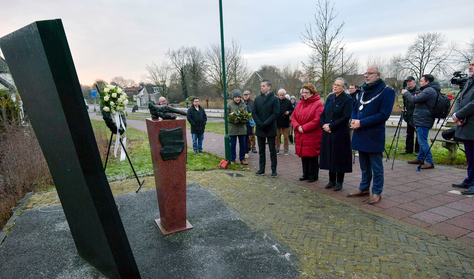 • Herdenking bij het monument van de treinramp bij Harmelen. Daarop staan de namen van de 93 slachtoffers.  