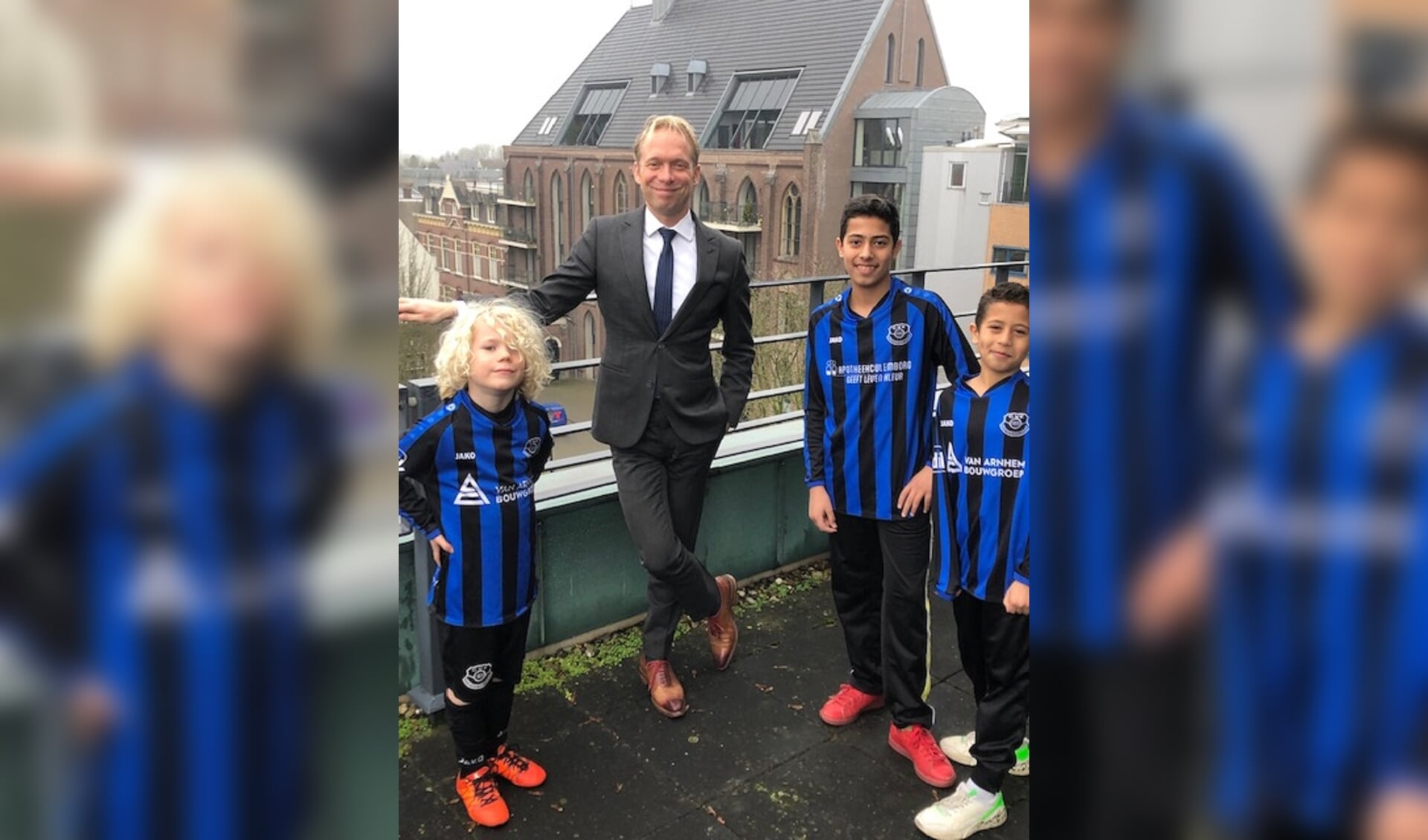 Drie jeugdspelers van Vriendenschaar, Mohammed, Nils en Omar, bezochten onlangs burgemeester Gerdo van Grootheest.  