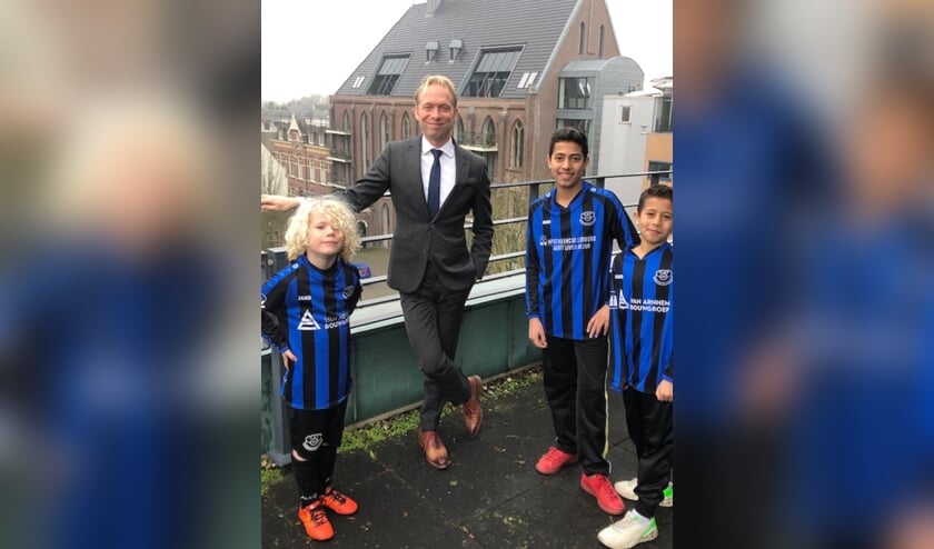 <p>Drie jeugdspelers van Vriendenschaar, Mohammed, Nils en Omar, bezochten onlangs burgemeester Gerdo van Grootheest. &nbsp;</p>  