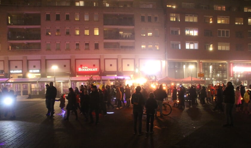 • De fakkeltocht begon vanaf het Stadsplein.