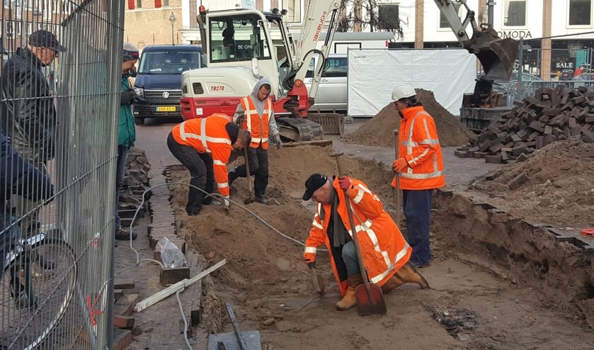 <p>• Er is een proefsleuf gegraven, waarbij een 17e eeuws straatje met ijsselsteentjes werd aangetroffen</p>