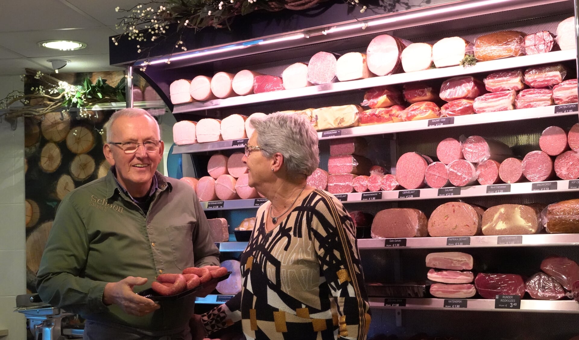 • Na ruim 47 jaar dragen Ton en Hanneke Schoon het slagersmes over. 
