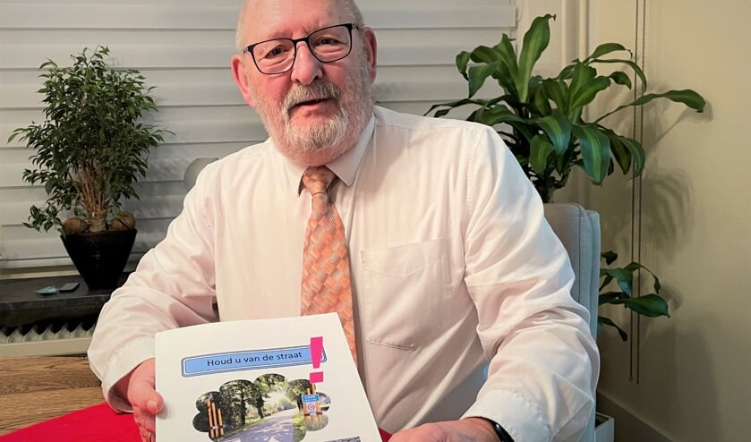 <p>Leo Benniss met zijn boekwerk 'Houd u van de straat! '</p>