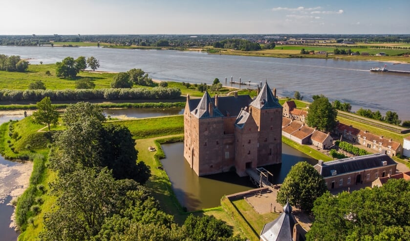 • Slot Loevestein.