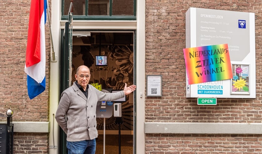 <p>&bull; Directeur Marcel Teheux van het Nederlands Zilvermuseum in Schoonhoven opende woensdag ondanks de lockdown de deuren van het museum.</p>  