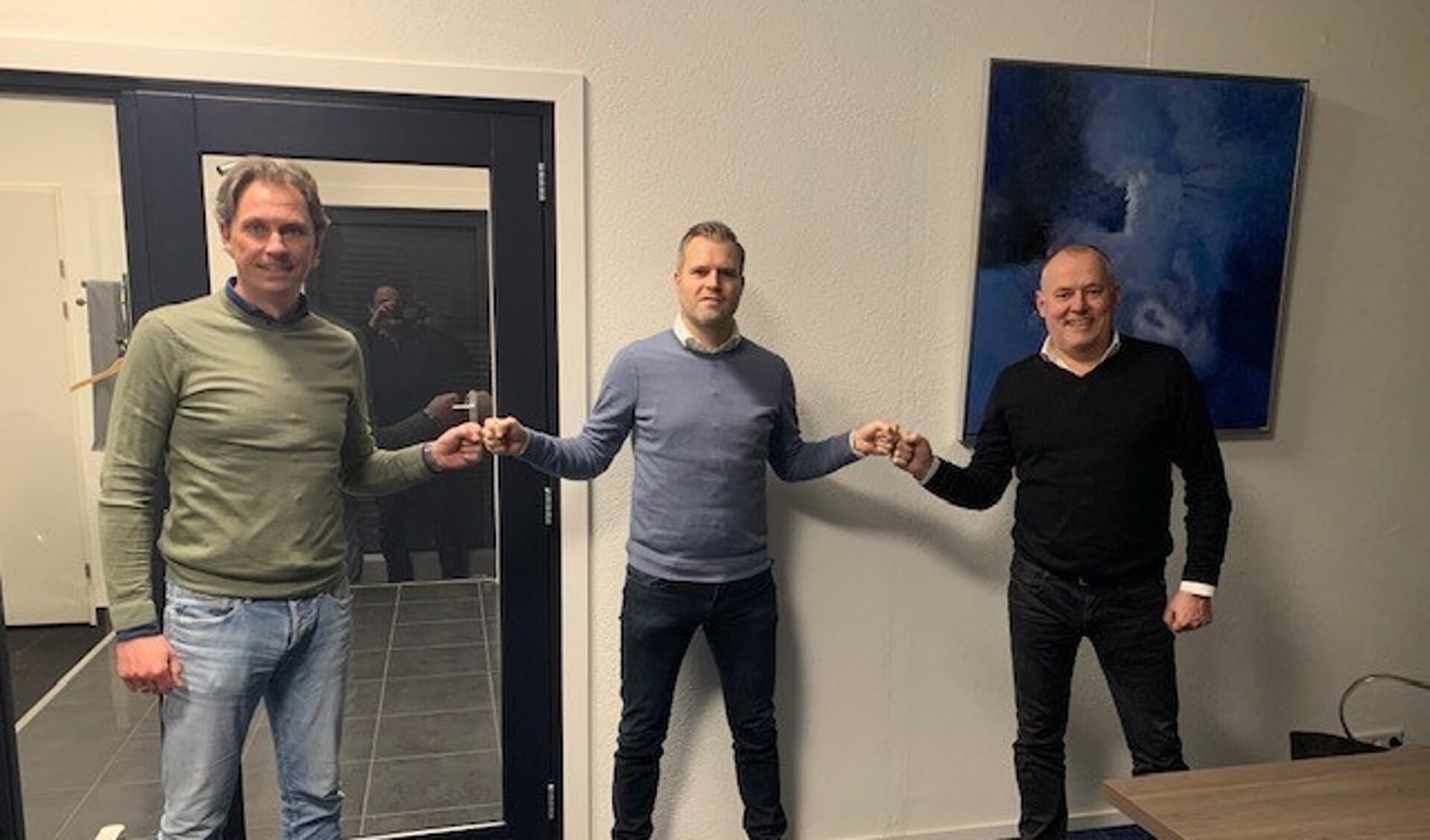 IJsselsteiner Jesse Donker (midden)  is met ingang van het nieuwe voetbalseizoen hoofdtrainer van de Huizense eersteklasser HSV Zuidvogels.