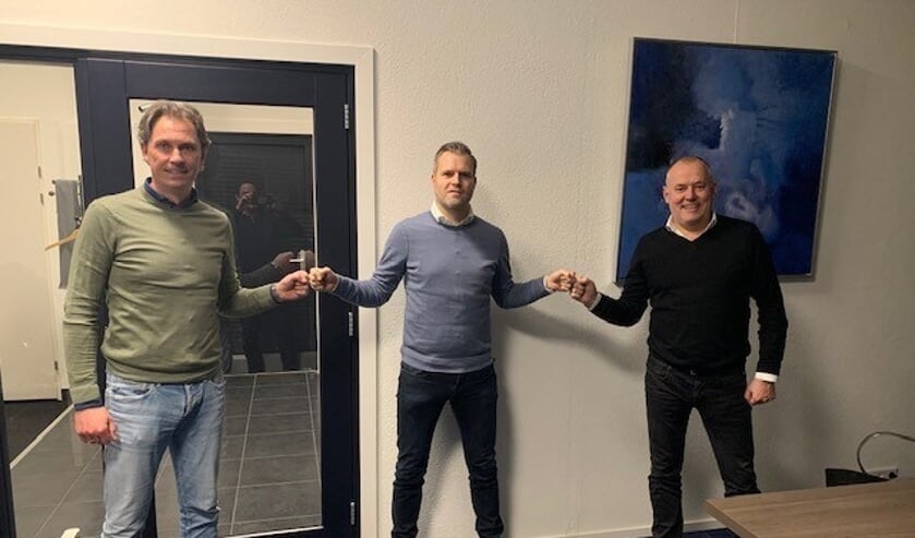 <p>IJsselsteiner Jesse Donker (midden) &nbsp;is met ingang van het nieuwe voetbalseizoen hoofdtrainer van de Huizense eersteklasser HSV Zuidvogels.</p>  