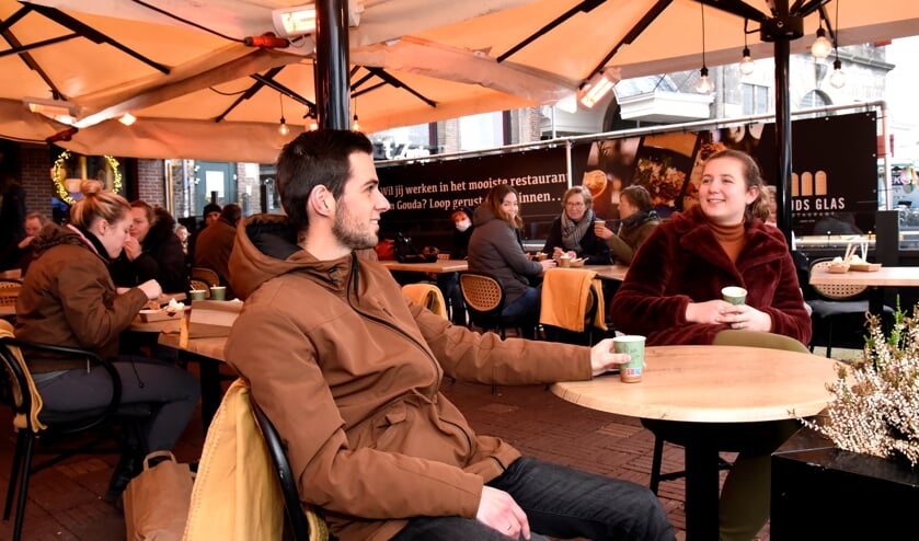 <p>Het terras van Gouds Glas zit al lekker vol,</p>