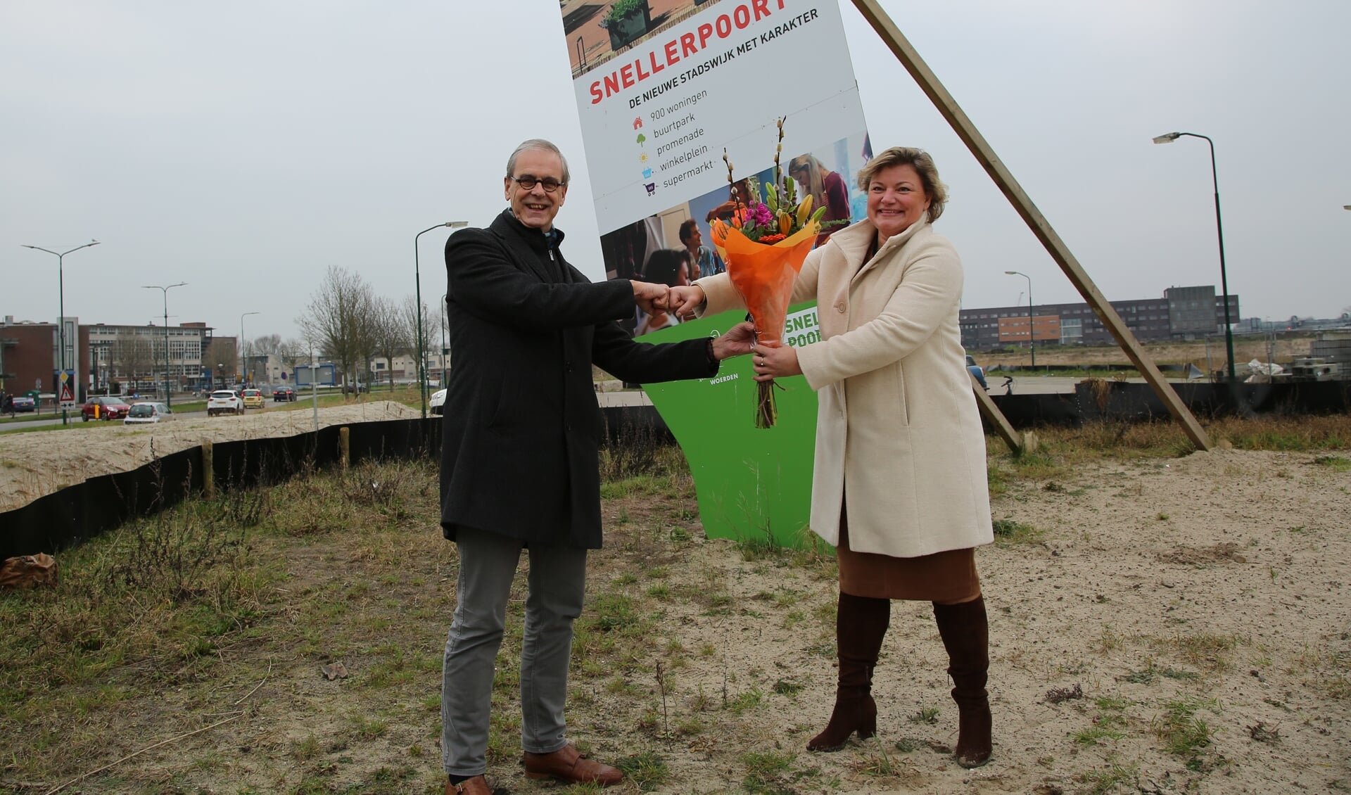 • Wethouder Tymon de Weger en directeur-bestuurder Saar Spanjaard op de bouwlocatie in Snellerpoort.