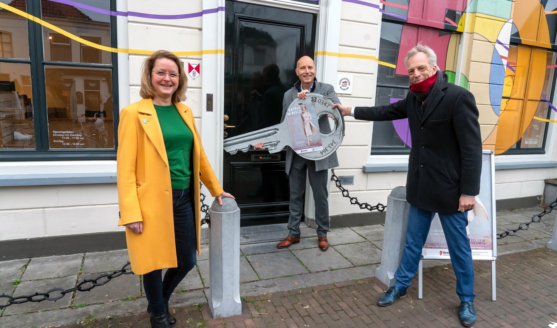 Vlnr: Wethouder Christa Hendriksen, voorzitter Stichting Stedelijk Museum Vianen Arjen Cuijpers en Burgemeester Sjors Fröhlich.