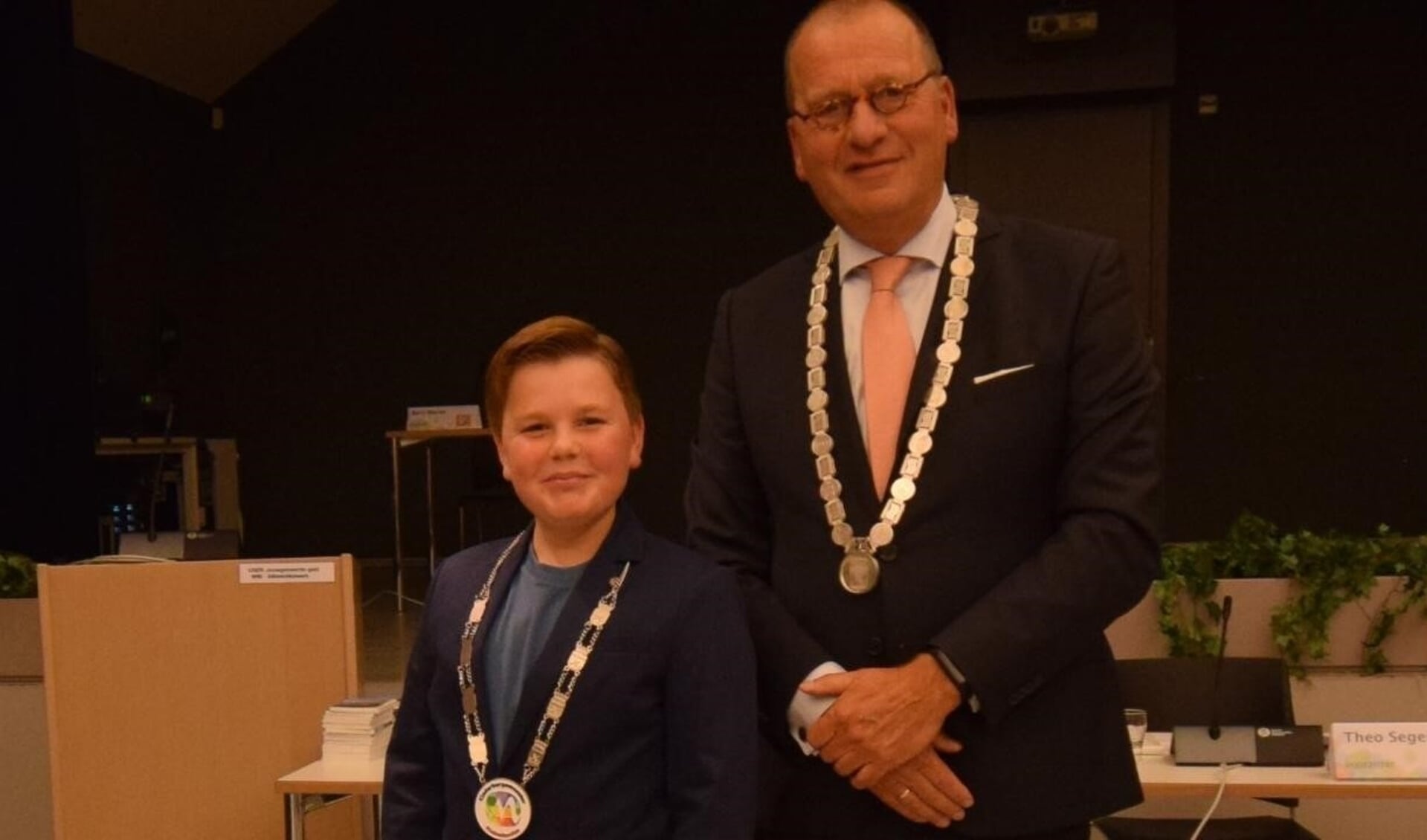 • Burgemeester Segers en kinderburgemeester Fedde Linneweever.