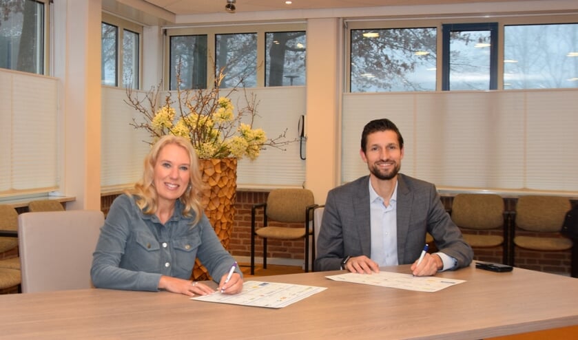 • De beide wethouders ondertekenen de nieuwe contracten.