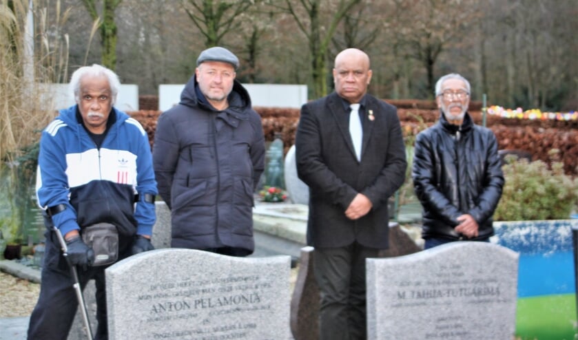 <p>• Vlnr.: Paul Selanno, Marcel van Dord, Leo Reawaruw en Anies Tahiya.</p>