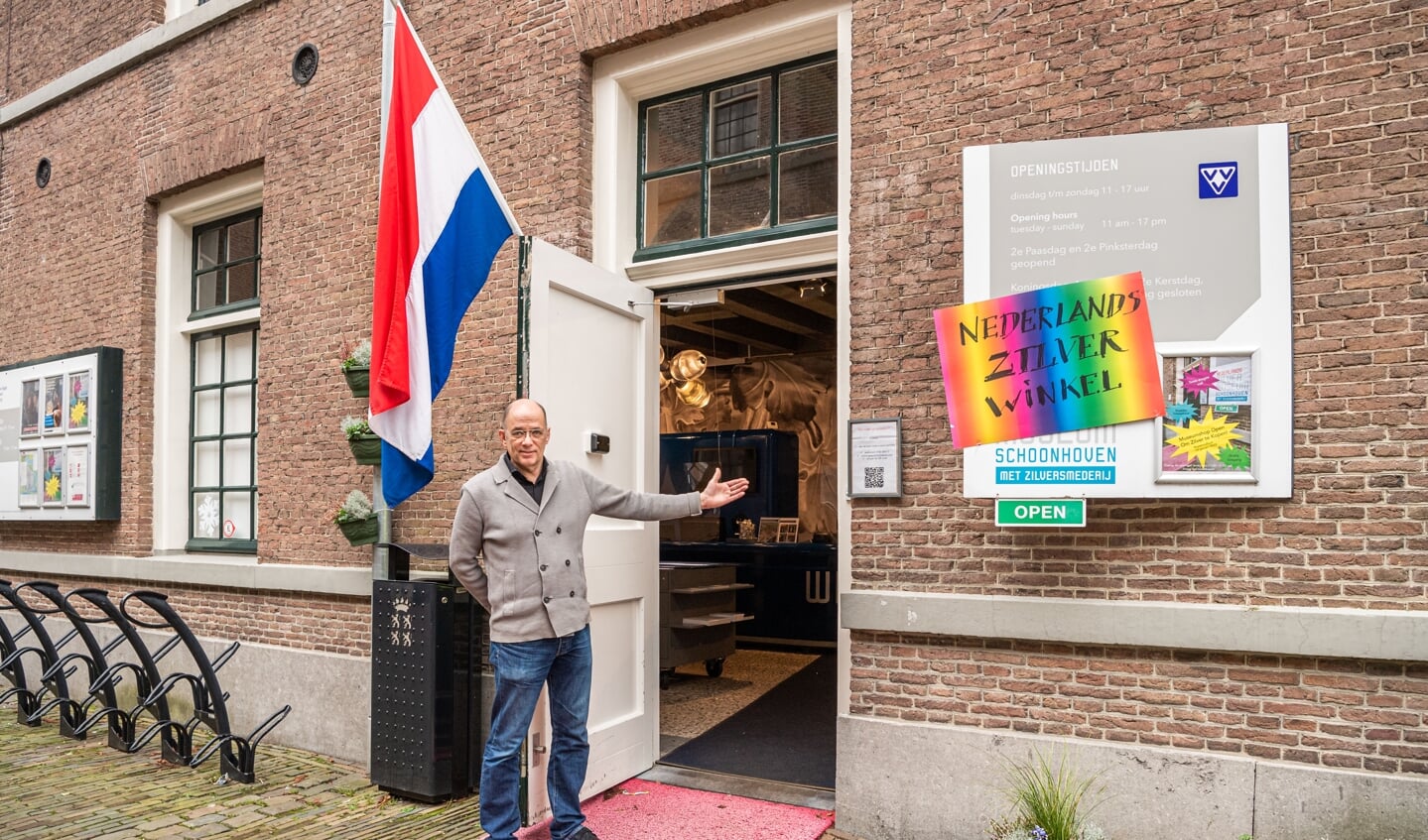 • Directeur Marcel Teheux van het Nederlands Zilvermuseum in Schoonhoven opende woensdag ondanks de lockdown de deuren van het museum.