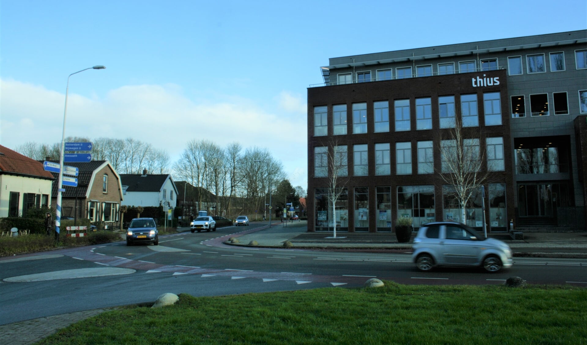 Hier komt de nieuwe rotonde en op de hoek van de Papesteeg (voorgrond) wordt de Beroepsschool gebouwd.