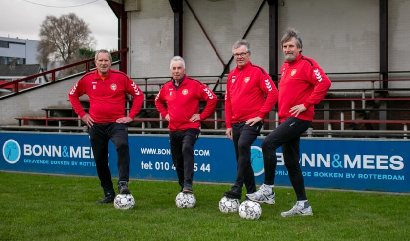 <p>• Siemen der Wilde (r) met enkele collega-walking footballers.</p>