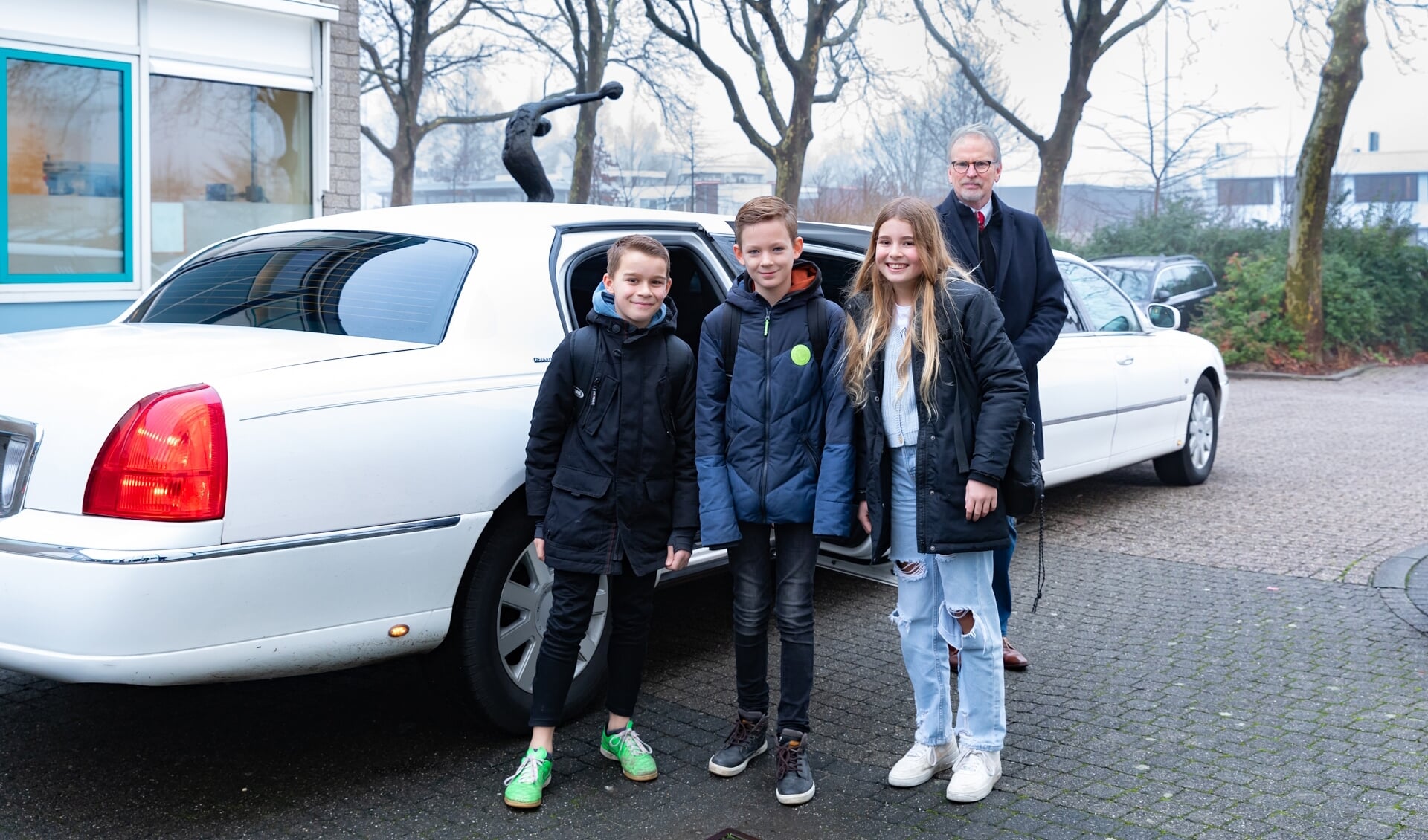 • Ruben, Joël en Guusje uit groep 8 van christelijk kindcentrum Prins Floris in Papendrecht werden voor de online Open Dag van de locatie vmbo/mavo opgehaald met een luxe limousine.