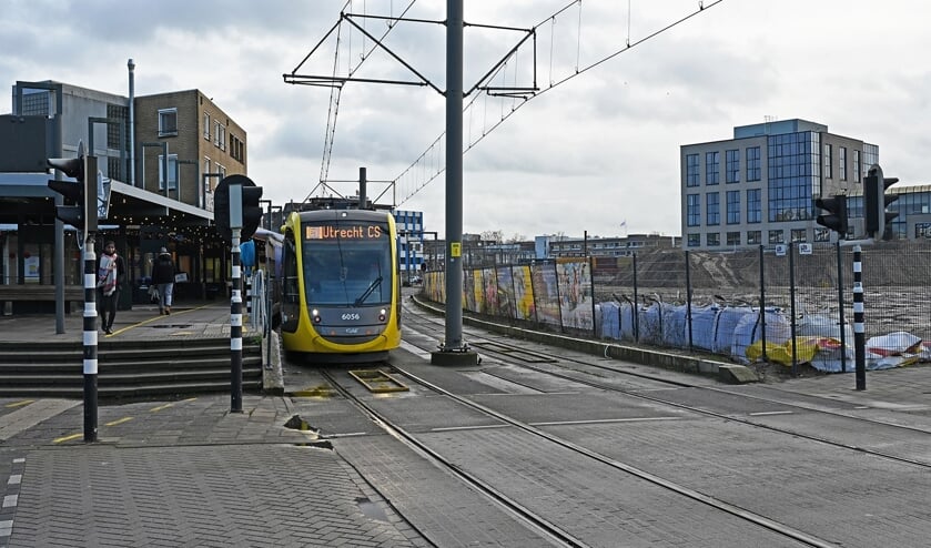 De oude tramhalte met rechts het bouwterrein van aannemer Dura Vermeer.  