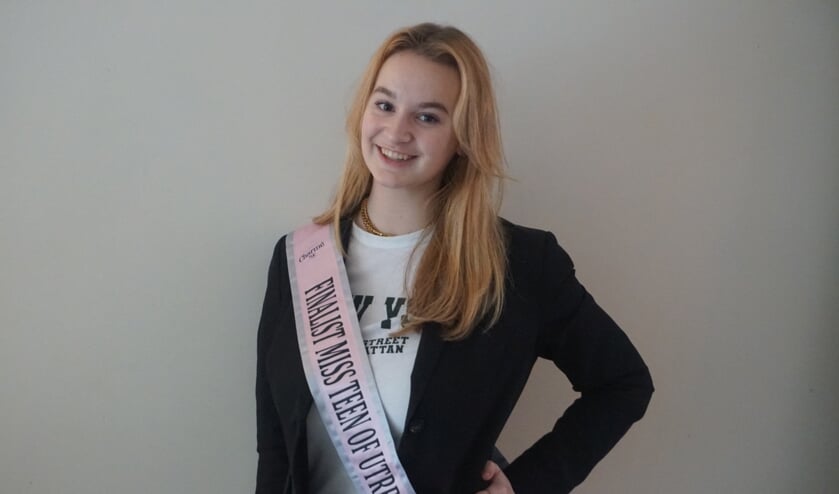 <p>Amber de Bie (16) uit Nieuwegein staat in de finale van de missverkiezing 'Miss Teen of Utrecht 2022'.</p>  