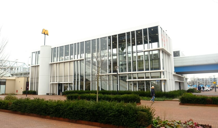 <p>• Metrostation Capelle Centrum</p>