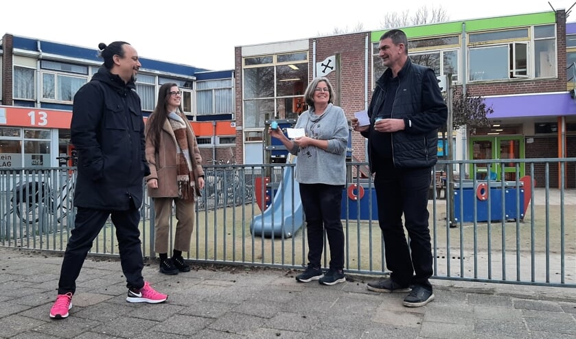 <p>Ronald en Sanne van MOvactor delen lichtpuntjes uit aan Nieuwegeiners.</p>