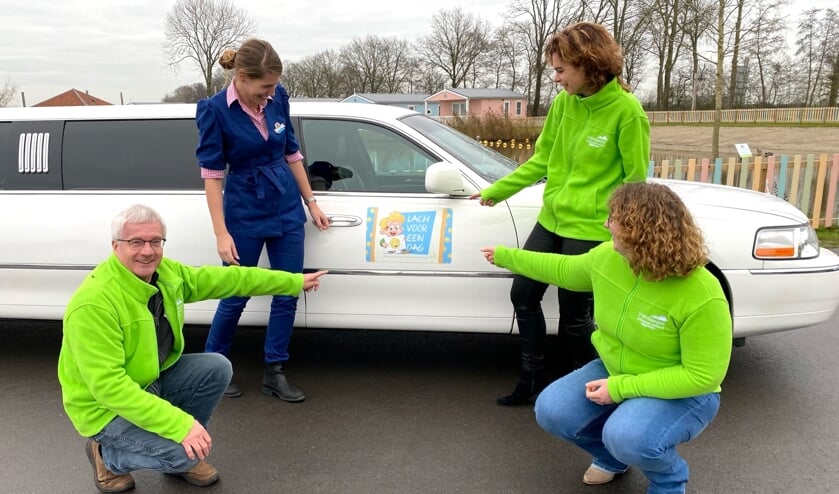 <p>• De organisatoren van de Vierdaagse bij de limousine van Lach voor een Dag.</p>