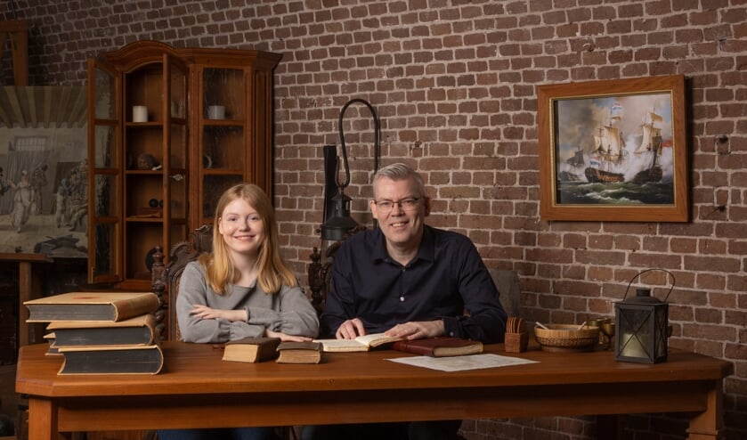 <p>Arjen en Anne Buikstra verdiepten zich in brieven van Goudse matrozen uit de achttiende eeuw.</p>