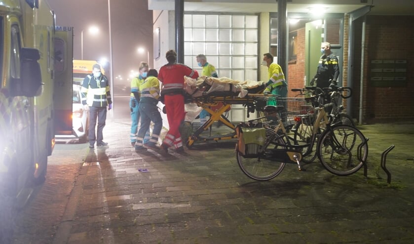 • De gewonde wordt naar de ambulance gereden.  