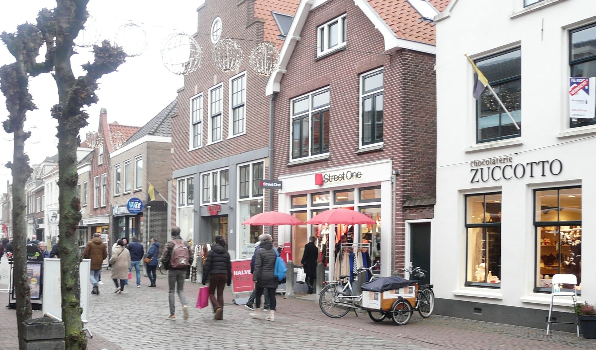 Eindelijk weer winkelend publiek in de Utrechtsestraat in IJsselstein afgelopen zaterdag.