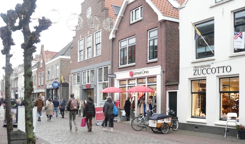 <p>Eindelijk weer winkelend publiek in de Utrechtsestraat in IJsselstein afgelopen zaterdag.</p>  