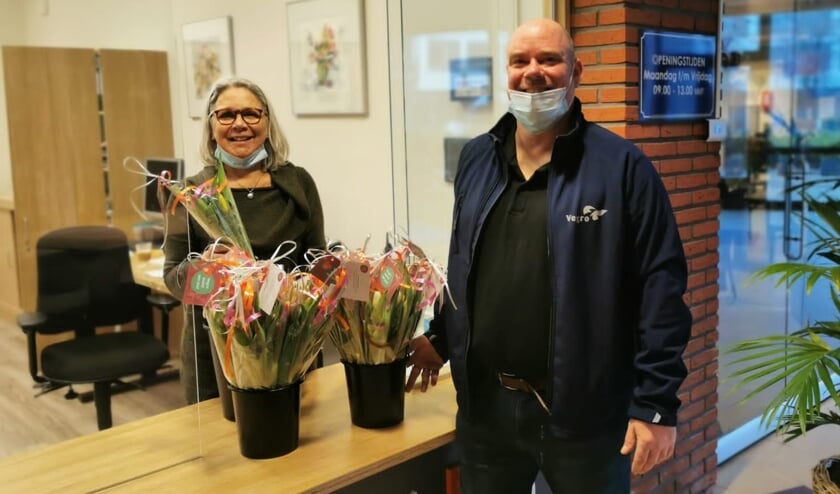 <p>Blij gezichten bij het aanbieden van de tulpen aan SantePartners (De Vier Gravinnen).</p>