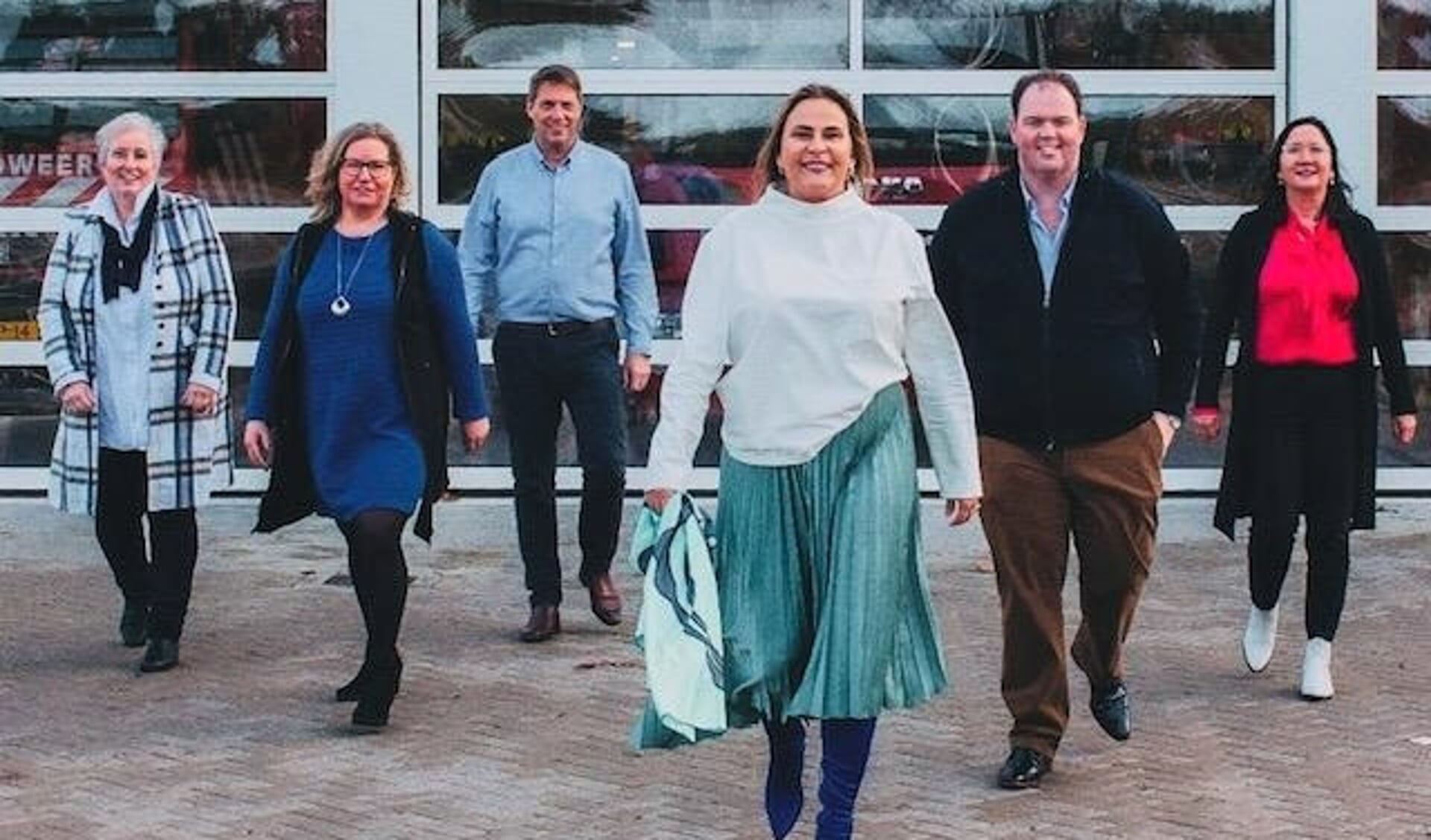 • De kandidaten van de VVD in Papendrecht, met Sophia de Keizer in het midden vooraan en Dirk Stouthart rechts naast haar.