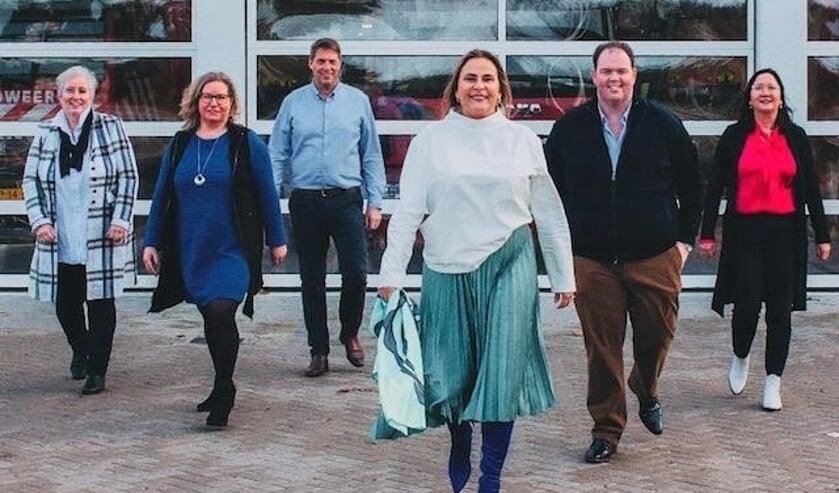 <p>• De kandidaten van de VVD in Papendrecht, met Sophia de Keizer in het midden vooraan en Dirk Stouthart rechts naast haar.</p>  