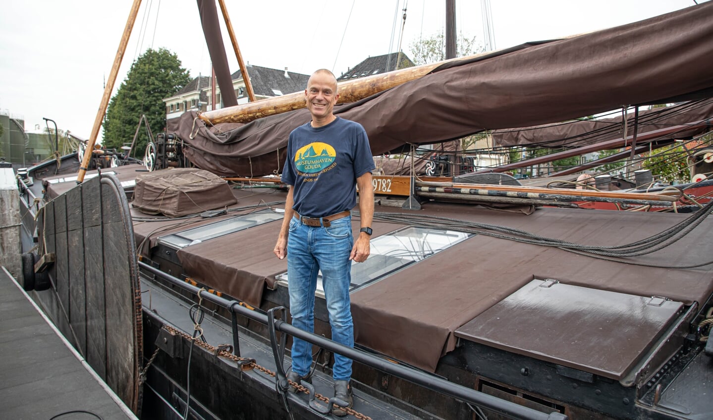 Bewoner Willem-Jan op zijn woonschip 'De Blijde Aankomst'.