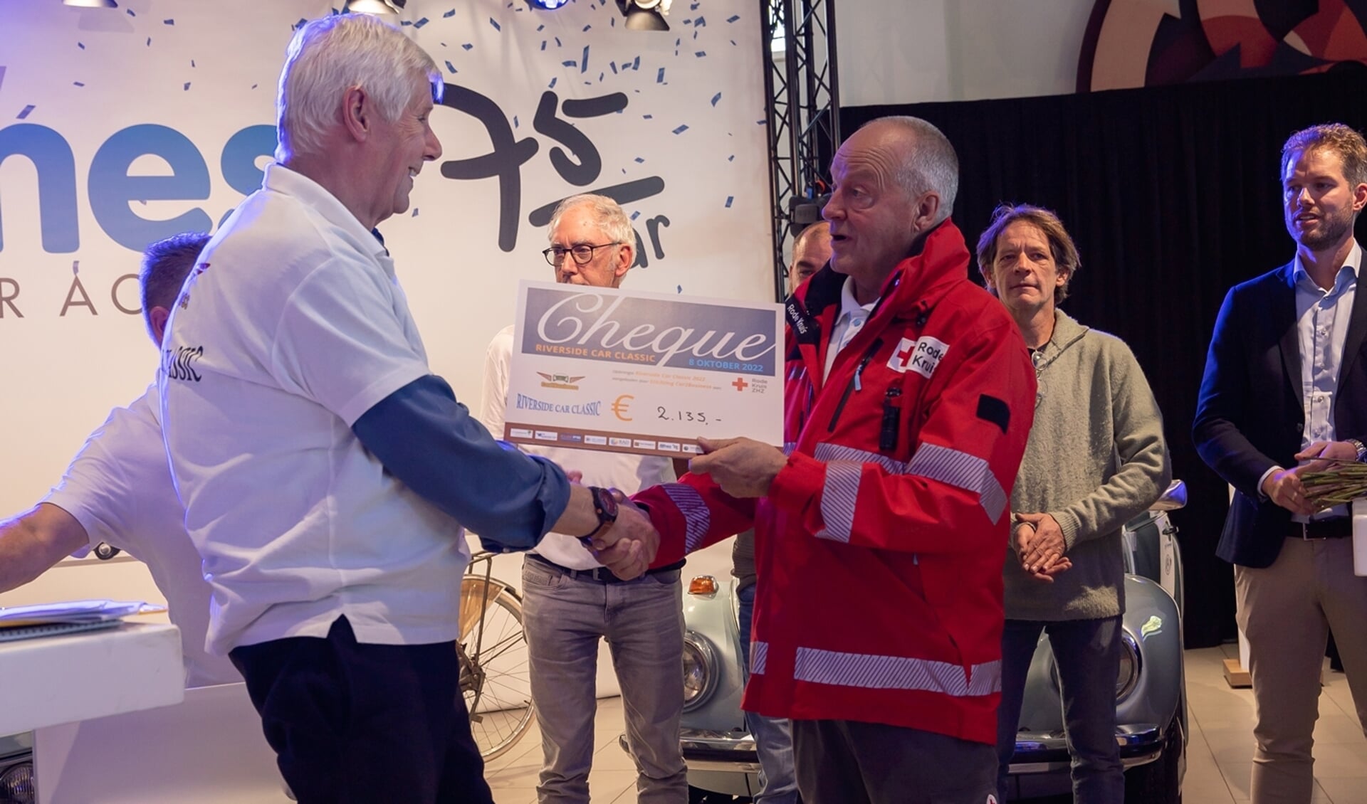 • Voorzitter Harry Eskes (links) geeft de cheque aan Bram Zijderveld van het Rode Kruis.