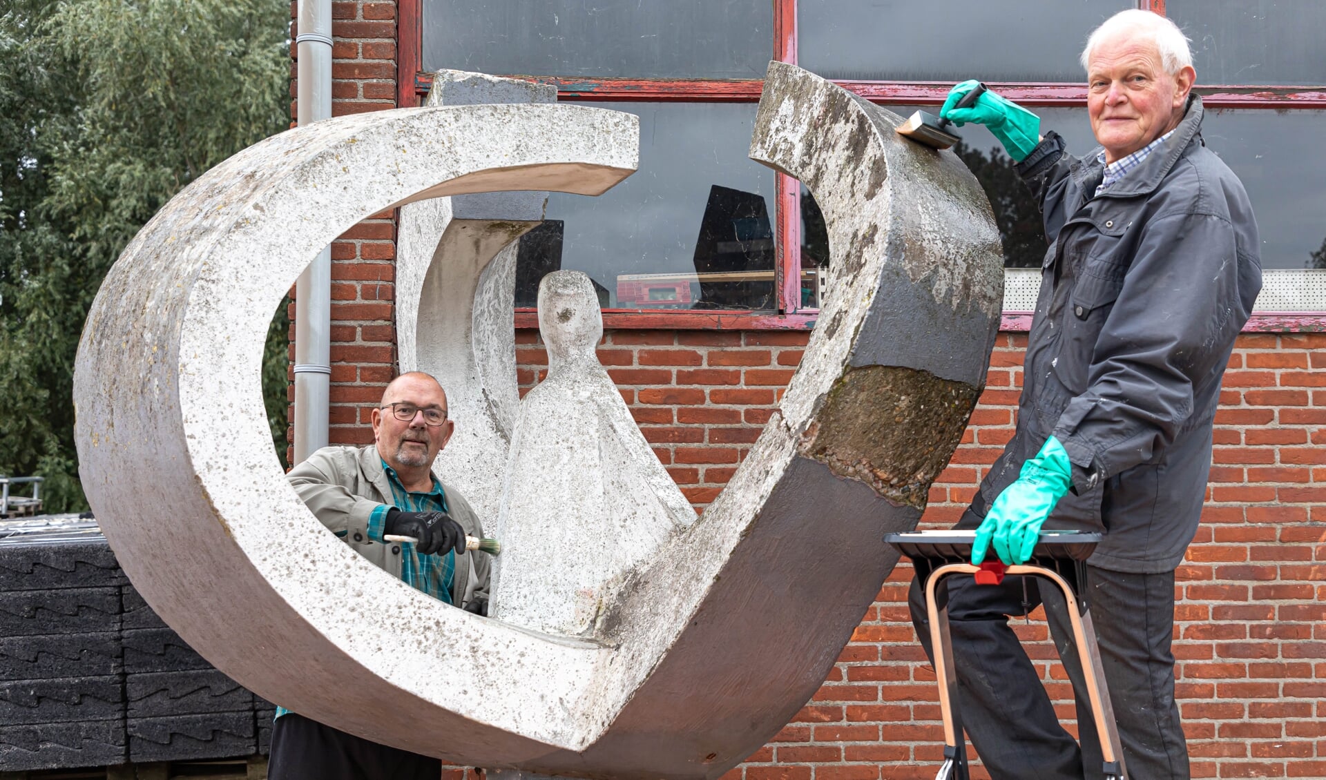 Wim van der Hoeven en Guus Wortelboer zijn bij Lafeber aan de slag om het kunstwerk op te knappen.